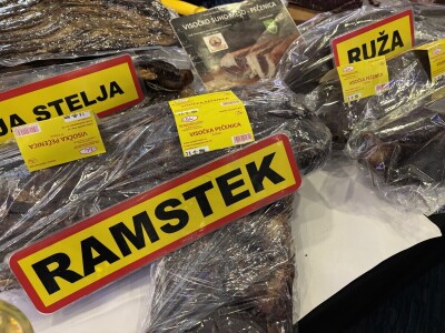 Jagma za suhomesnate delicije kod Nevzete: "Viša, visoka i visočka škola, sve savladala" Jagma za suhomesnate delicije kod Nevzete: "Viša, visoka i visočka škola, sve savladala"