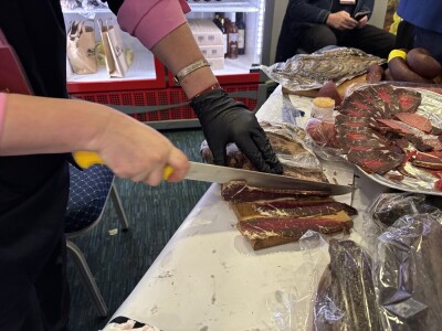 Jagma za suhomesnate delicije kod Nevzete: "Viša, visoka i visočka škola, sve savladala" Jagma za suhomesnate delicije kod Nevzete: "Viša, visoka i visočka škola, sve savladala"