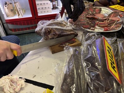 Jagma za suhomesnate delicije kod Nevzete: "Viša, visoka i visočka škola, sve savladala" Jagma za suhomesnate delicije kod Nevzete: "Viša, visoka i visočka škola, sve savladala"