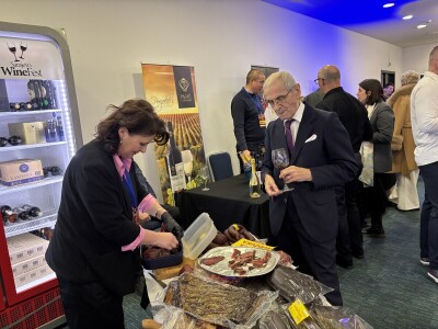 Jagma za suhomesnate delicije kod Nevzete: "Viša, visoka i visočka škola, sve savladala" Jagma za suhomesnate delicije kod Nevzete: "Viša, visoka i visočka škola, sve savladala"