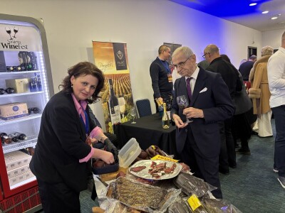 Jagma za suhomesnate delicije kod Nevzete: "Viša, visoka i visočka škola, sve savladala" Jagma za suhomesnate delicije kod Nevzete: "Viša, visoka i visočka škola, sve savladala"