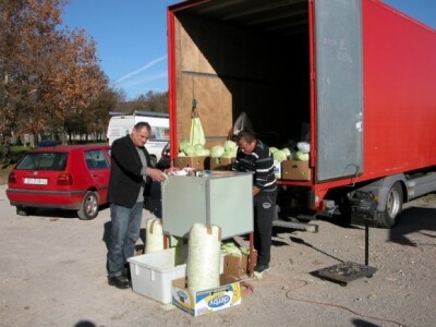 Jakša Stipanac uz svoj stroj za rezanje kupusa