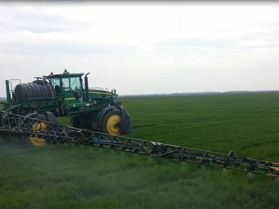 Raspon krila je 18 metara Raspon krila je 18 metara