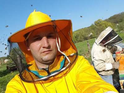 Zoran u pčelarskoj opremi