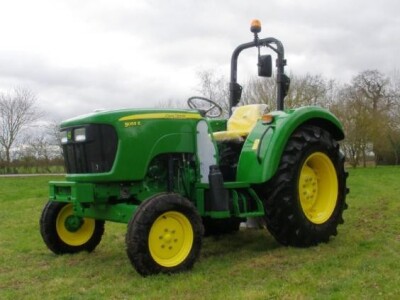 Traktor John Deere 5E
