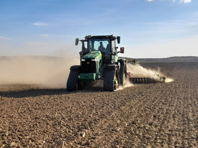 John Deere 8RX 410 traktor mjeseca