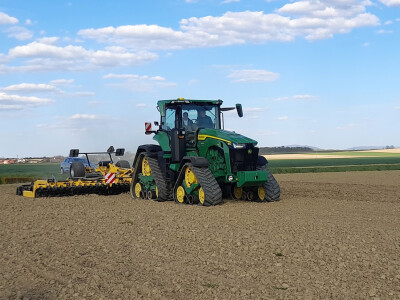 John Deere 8RX 410 traktor mjeseca