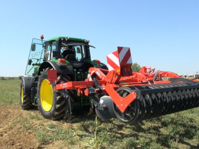 Traktor John Deere 6195M i gruber Kuhn Cultimer L350 Traktor John Deere 6195M i gruber Kuhn Cultimer L350