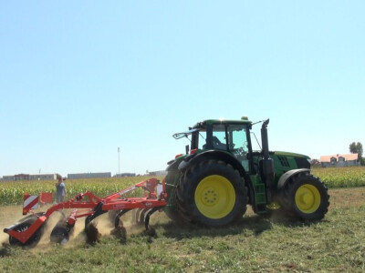 Traktor John Deere 6195M i gruber Kuhn Cultimer L350 Traktor John Deere 6195M i gruber Kuhn Cultimer L350