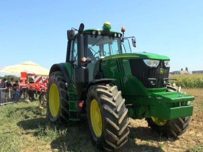 Traktor John Deere 6195M i gruber Kuhn Cultimer L350