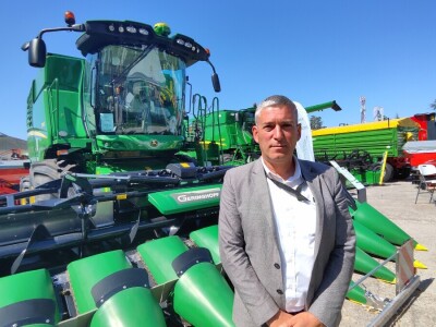 John Deere kombajni serije S700 sa prilagođenim hederima na Sajmu poljoprivrede