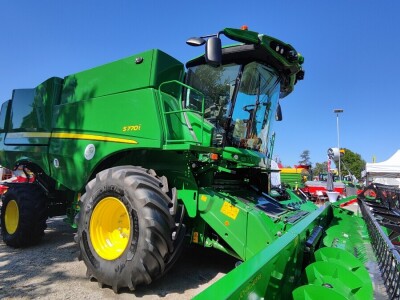 John Deere kombajni serije S700 sa prilagođenim hederima na Sajmu poljoprivrede