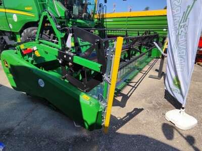 John Deere kombajni serije S700 sa prilagođenim hederima na Sajmu poljoprivrede