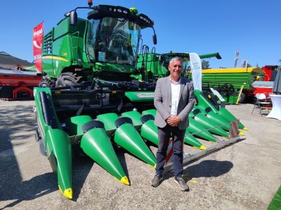 John Deere kombajni serije S700 sa prilagođenim hederima na Sajmu poljoprivrede
