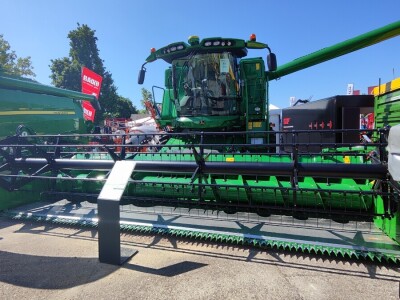 John Deere kombajni serije S700 sa prilagođenim hederima na Sajmu poljoprivrede