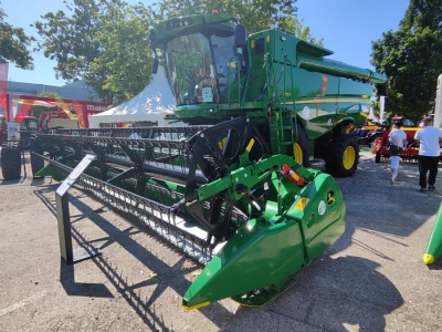 John Deere kombajni serije S700 sa prilagođenim hederima na Sajmu poljoprivrede