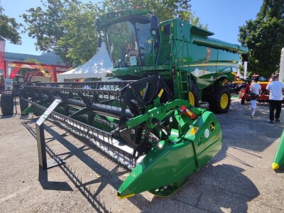 John Deere kombajni serije S700 sa prilagođenim hederima na Sajmu poljoprivrede