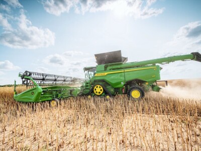 John Deere predstavio novi S7 kombajn i tri modela 9RX traktora