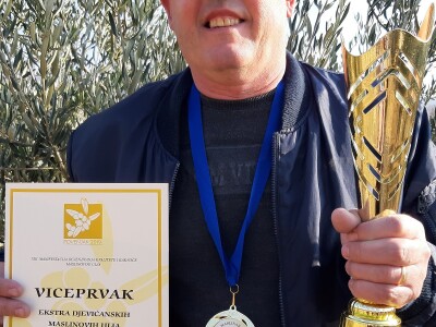 POVENJAK 2019 - Mario Buterin iz Paljuva  pobijedio  maslinarsku elitu Istre i Dalmacije POVENJAK 2019 - Mario Buterin iz Paljuva  pobijedio  maslinarsku elitu Istre i Dalmacije