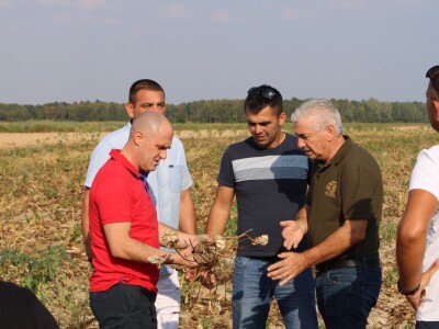 Josip Dabro obilazi polja i nasade oštećene sušom Josip Dabro obilazi polja i nasade oštećene sušom