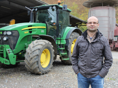 Danas obrađujemo više od 360 hektara. Braća rade, a ja se slikam, kaže u šali Danas obrađujemo više od 360 hektara. Braća rade, a ja se slikam, kaže u šali