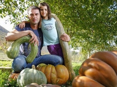 Josip Plazibat i njegova kći Filomena okićeni muškatnom tikvom Josip Plazibat i njegova kći Filomena okićeni muškatnom tikvom