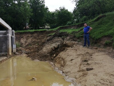 Josip Žmegač, šampion izložbe bučinih ulja Alpe - Adria pretpio je veliku štetu u nedavnoj bujičnoj poplavi Josip Žmegač, šampion izložbe bučinih ulja Alpe - Adria pretpio je veliku štetu u nedavnoj bujičnoj poplavi