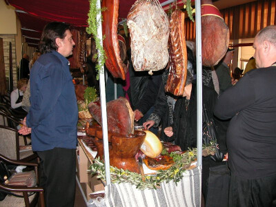 Za štandom gl.tehnolog u pršutani-Prom Joško Rogulj Za štandom gl.tehnolog u pršutani-Prom Joško Rogulj