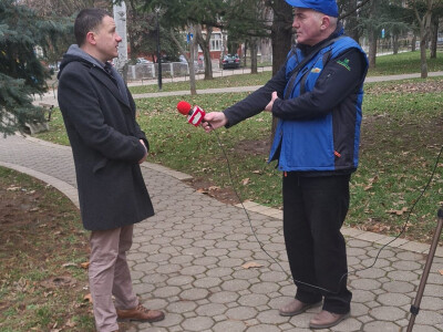 Voditelji poljoprivrednih emisija iza i ispred kamere