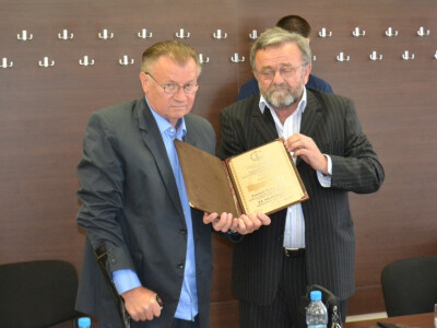 Joviša Kovačević prima priznanje od predsjednika Tomića Joviša Kovačević prima priznanje od predsjednika Tomića