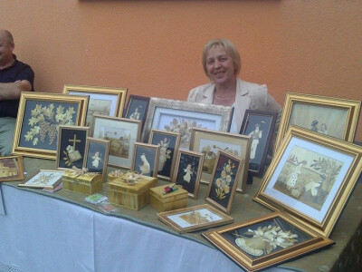 Najčešće izrađuje slike od slame