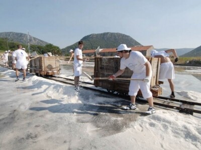 Punjenje vagončića eko-soli u stonskoj solani