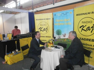 Voditelj Velimir Čajko i direktor Drago Gredičak s Radija Kaj koji je prenosio cijeli događaj