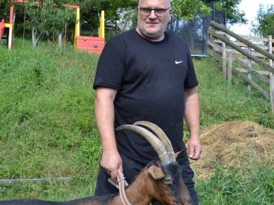 Kako do farme - Eso počeo s kozom, Željko s teletom