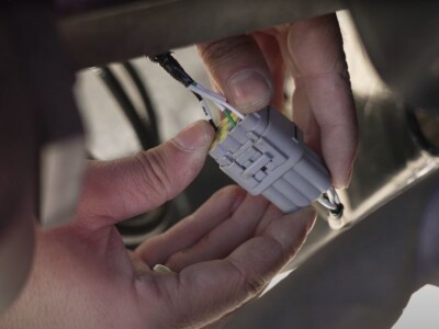 Kako izgleda proces ugradnje FJ Dynamics autopilot GPS navigacije?