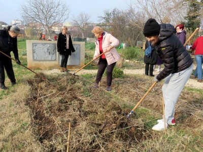 Kako primijeniti perma model u vrtu prirodno i bez štetnih sredstava - voditeljica radionice Marina Marija Skorup, permakulturna praktičarka