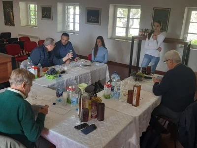 Kako se ocenjuje uzorak rakije u Topoli, foto: M. Lazarević