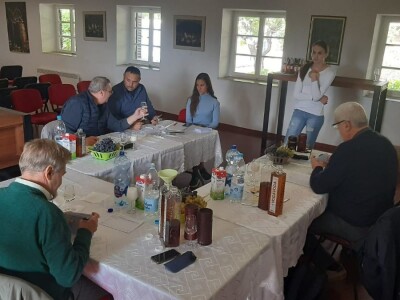 Kako se ocenjuje uzorak rakije u Topoli, foto: M. Lazarević