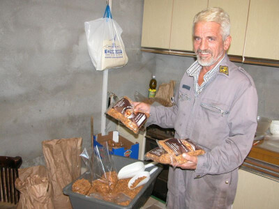 Branko Kaloper pakirao svoje bademe za tržište