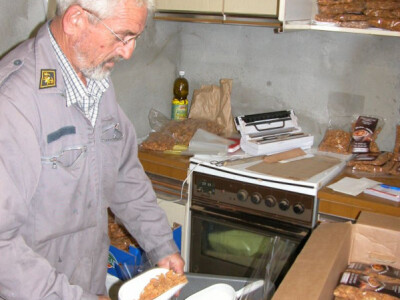 Branko Kaloper pakira bademovu jezgru na tržište