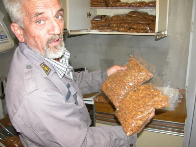 Kaloper pokazuje vrećice badema za tržište