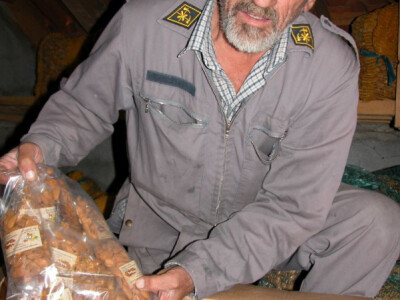 Kaloper pokazuje veće pakiranje svojih badema