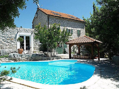 Obiteljska kamena kuća s bazenom u Podčempresu  (Baćina) Obiteljska kamena kuća s bazenom u Podčempresu  (Baćina)