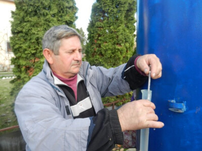 Milorad Mijatov meri jačinu rakije