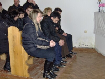 Kćerka i sinovi na misi zadušnici