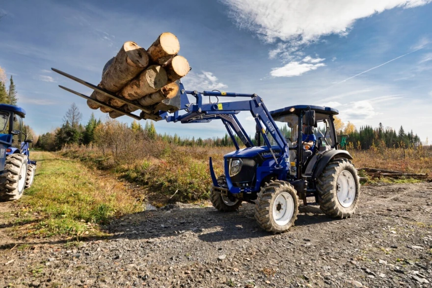 Traktor sa trupcima