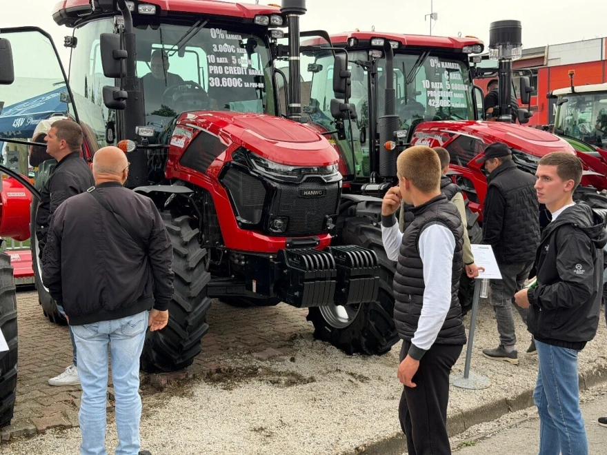 Posetioci posmatraju kineski traktor