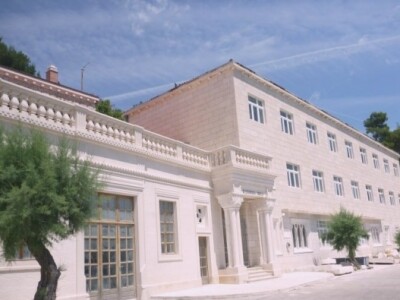 Klesarska škola u Pučišćima na otoku Braču - sva od kamena Klesarska škola u Pučišćima na otoku Braču - sva od kamena