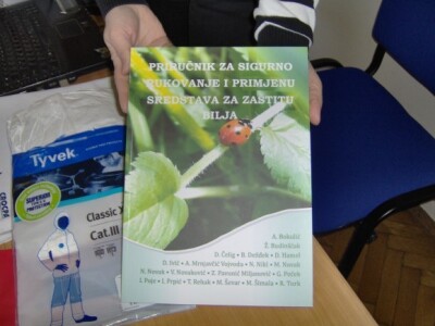 Knjiga od 200 stranica iz koje polaznici tečaja uče