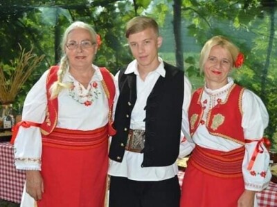 Ko povezuje opančarstvo, izradu narodnih nošnji, poljoprivredu i pripremu zimnicu? Ko povezuje opančarstvo, izradu narodnih nošnji, poljoprivredu i pripremu zimnicu?